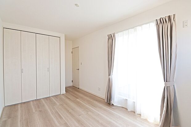 【【ドリームタウンシリーズ施工例】】収納が充実したお家は、お部屋がスッキリ片付き、空間を広くお使いいただけます。たっぷりのお洋服やカバンなどの小物用品も収納いただけるWCLを完備。