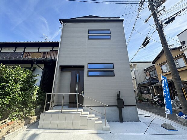 令和7年7月完成！
朱色の千本鳥居が建ち並ぶ伏見稲荷大社まで徒歩9分！
現地（2025年7月）撮影