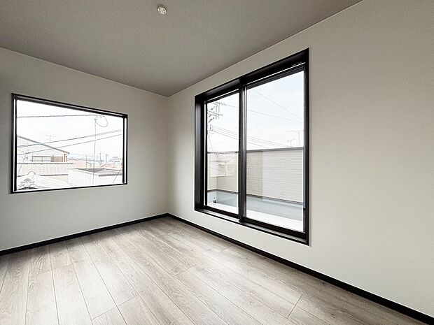 令和7年7月完成！
バルコニーに面している洋室です。
室内（2025年7月）撮影