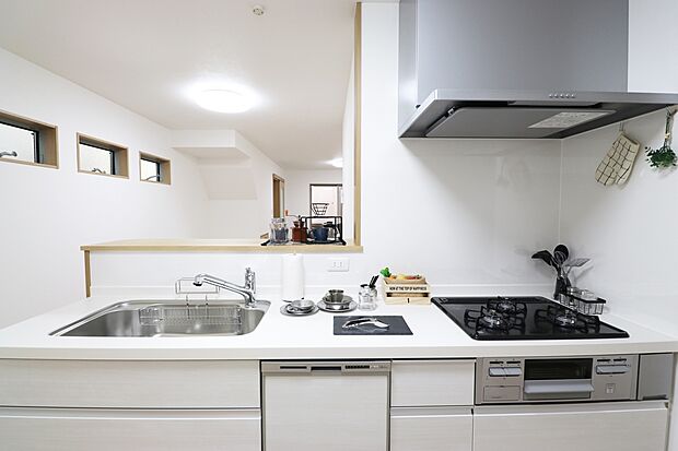 【施工例：キッチン】　
リビングにいるご家族の様子を見ながらお料理できる対面式キッチン！