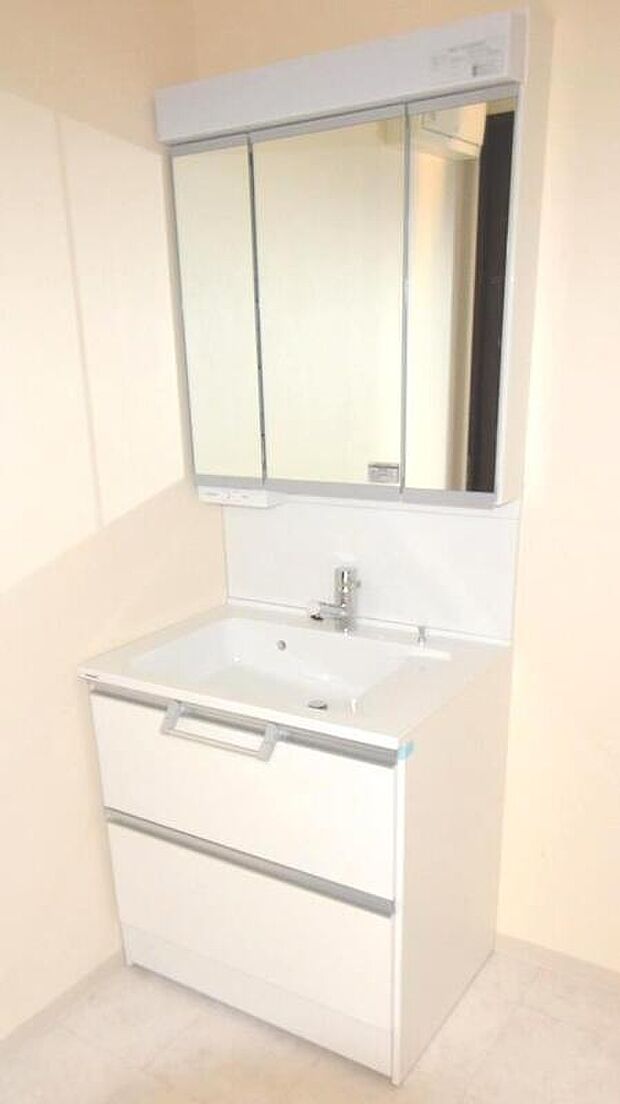 【施工例：浴室】　
収納付きの便利な洗面化粧台で朝のお支度がラクラク♪