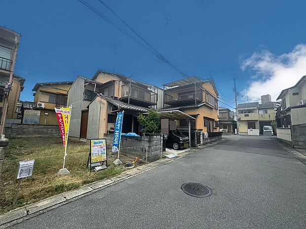 ■ゆったり前道6ｍ！
車の駐車がラクに行えます♪
また、車のすれ違いの際も安心な広さです！
現地（2025年9月）撮影