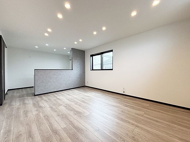 【【リビング】】2階にリビングがあるタイプのまどりは外からの視線が気にならずプライベート空間が確保されています。
室内（2025年7月）撮影