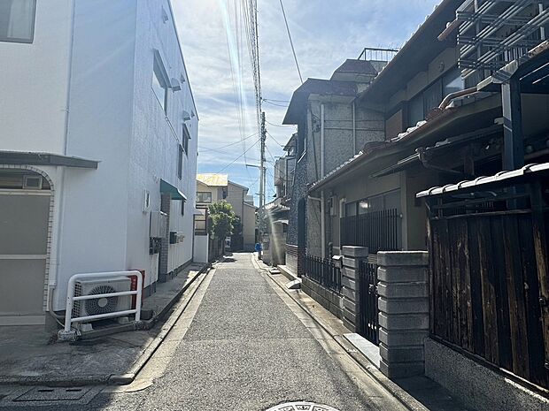 【前道】朱色の千本鳥居が建ち並ぶ伏見稲荷大社まで徒歩9分！京阪＆JRの2wayアクセス！
現地（2025年7月）撮影