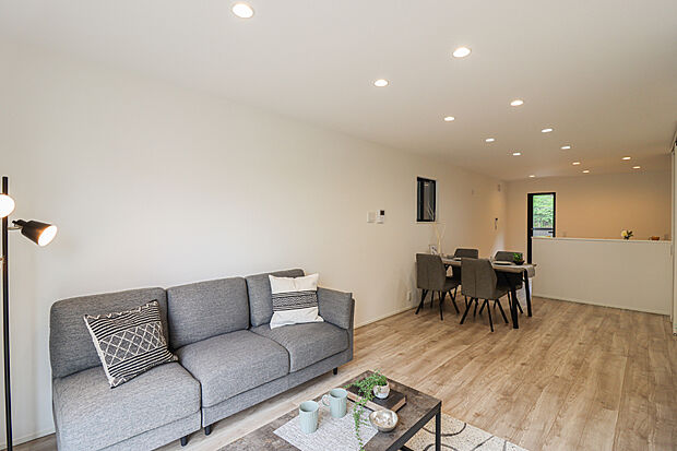 【施工例：リビング】２階リビングは陽当たり、風通し共に良好でご家族みんなで過ごす空間をより心地良くしてくれます！