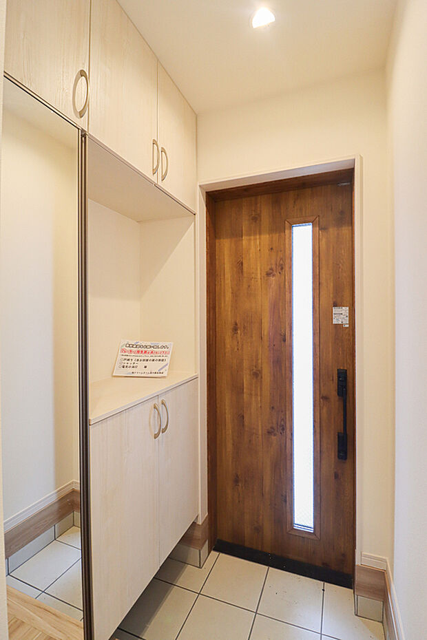 【【玄関】】シューズボックス付で玄関周りがスッキリ。気持ちよくご家族やお客様をお出迎え♪現地（2025年6月）撮影