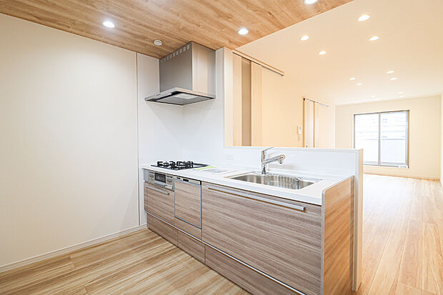 【【キッチン】】食器洗い乾燥機！収納力有のシステムキッチン！キッチンワークしながら大切な家族との会話を楽しむ。家族のコミュニケーションが生まれるキッチンです♪現地（2025年6月）撮影