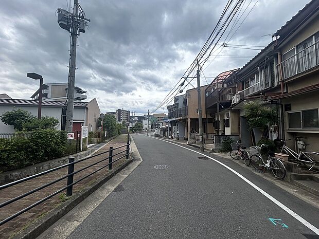 【前道の様子です！】お車での送迎行っております！「駅や近隣の商業施設で待ち合わせ」「お家までお迎え」「店舗から一緒に」などなど、お客様のご都合に合わせて対応させて頂きます！現地（2025年5月）撮影