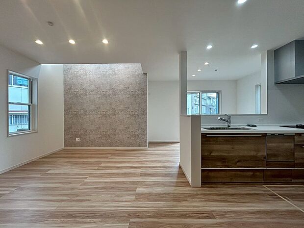 【ＬＤＫ】リビングでご家族団らんのひと時をお過ごしください！お料理しながらでもリビング全体を見渡せます！