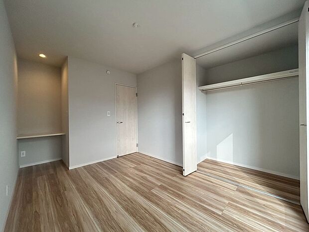 【洋室】大きなクローゼットあり！カウンターは学習机代わりにお使いいただけます！