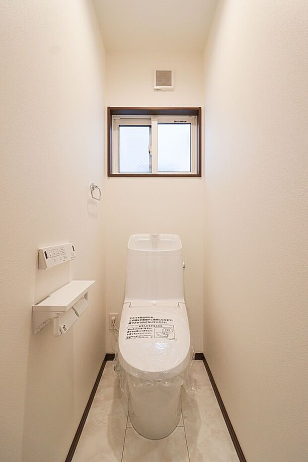 【【施工例：トイレ】】1階と2階にお手洗いがあるため、朝の混雑時も安心！夜中にトイレに行きたくなっても、階段の昇降することがないので嬉しいですね♪