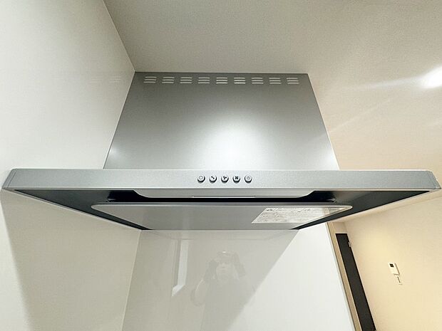 【【換気扇】】◆女性の方でも取り外せるワンタッチの換気扇なのでお掃除もラクラクできちゃいますね！
◆汚れやすいキッチン周りがキレイに保てます！
