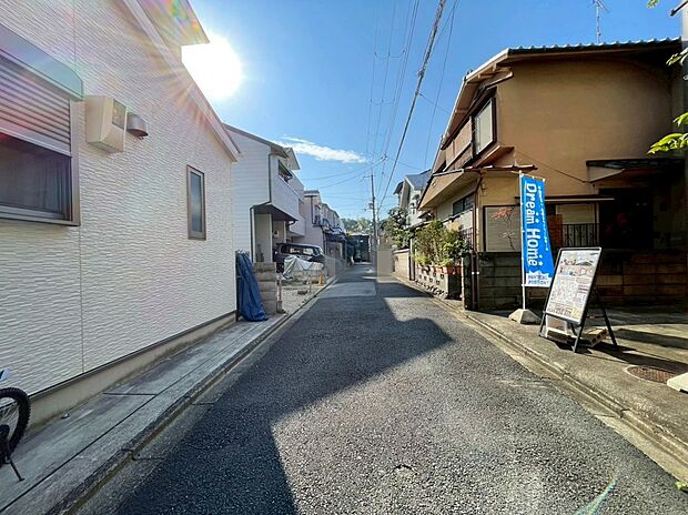 【【前道の様子です】】■小学校まで徒歩7分・中学校まで徒歩13分!
お子様だけでなく、親御様もご安心頂ける距離ですね♪
現地(2025年11月)撮影