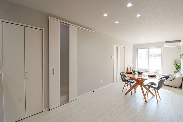 【【施工例:リビング】】2階リビングは、通行人からの視線が気になりにくく、プライバシーが守られた空間に♪
日当たり・風通しも良く、快適な空間!