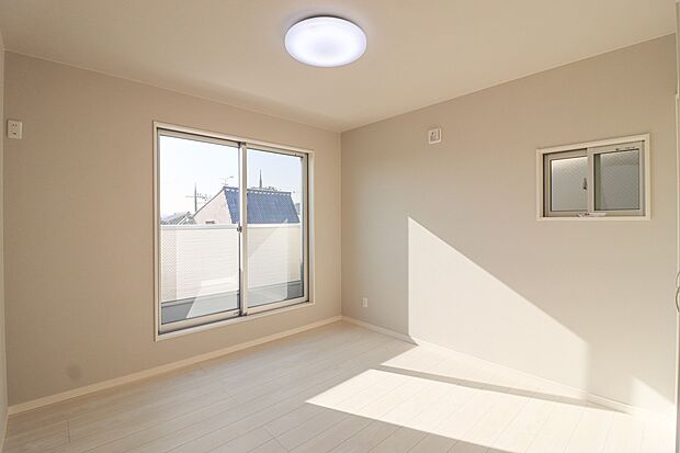 【【施工例:洋室】】全居室に収納がございます!
物をたくさん片付けられるので、心もお部屋もスッキリ!