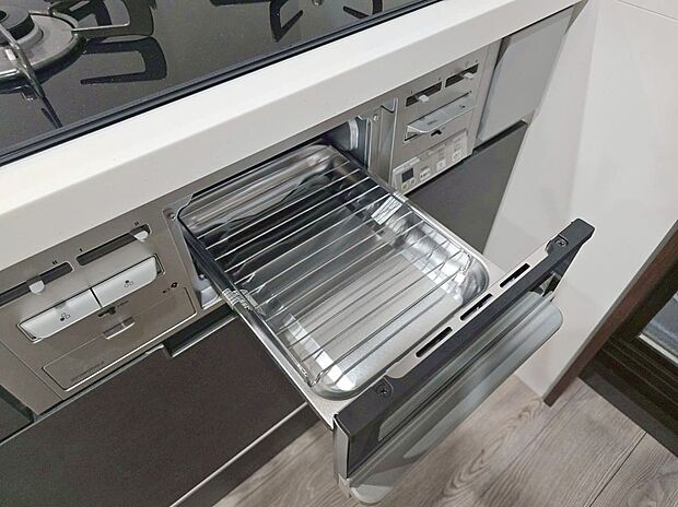 【【施工例:グリル】】◆フライパンで焼くことの多い肉料理を代わりにグリルを使えば、油をひく必要もなく、余分な脂も落として焼けるため、フライパンを使った時よりも多く油脂分をカットできます!