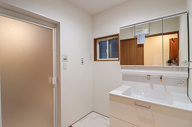 【洗面室】■3面鏡の洗面台！
ゆとりの洗面スペースで朝の身支度も快適スムーズに♪
３面鏡に付き、たくさんの物をスッキリ収納できます！
内観（2024年12月）撮影