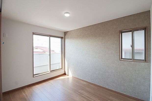 【【施工例:洋室】】バルコニーに面した洋室にはウォークインクローゼットがございます!洋室とバルコニーが面していると取り込んだ洗濯物をそのまま片付けることができるので家事効率が上がります♪