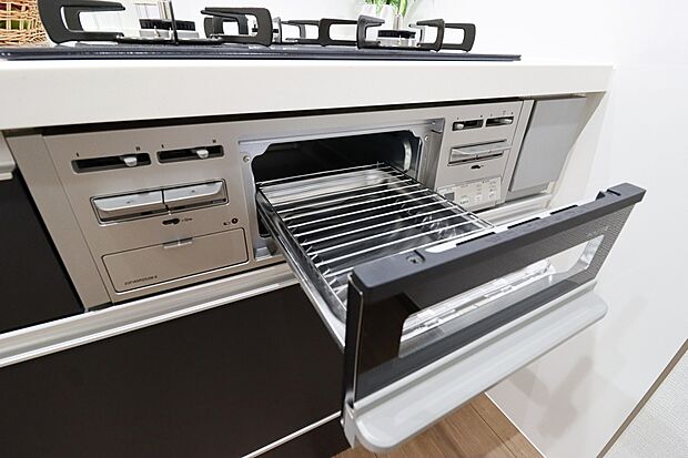 【【施工例:グリル】】◆フライパンで焼くことの多い肉料理を代わりにグリルを使えば、油をひく必要もなく、余分な脂も落として焼けるため、フライパンを使った時よりも多く油脂分をカットできます!