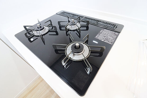 【【３口 コンロ】】◆バーナー間隔が広いので、３口同時に使っても鍋振りもできます！グリルの排気口をコンパクトにして、仮置きできるスペースもご用意しております♪