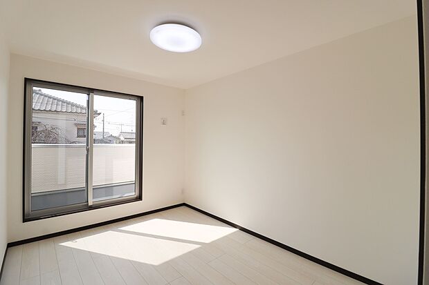 【【施工例:洋室】】収納がたっぷりございますので、お部屋を最大限広く活用できます!
TL付きの洋室もございますので、採光がたくさん入りお部屋が明るくなります♪