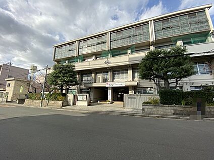 伏見中学校 約120ｍ(徒歩2分)