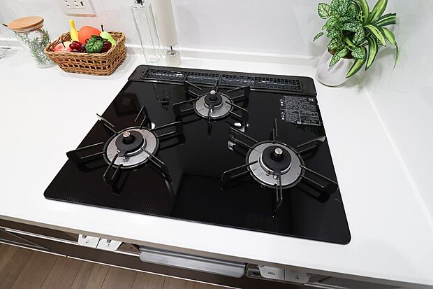 【【施工例:3口コンロ】】◆バーナー間隔が広いので、3口同時に使っても鍋振りもできます!グリルの排気口をコンパクトにして、仮置きできるスペースもご用意しております♪