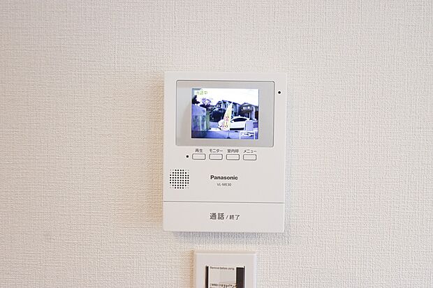 【【施工例:TVモニター付きインターフォン】】◆来客者を確認できるTVモニター付インターフォン。普段の生活時はもちろん、
お子様が一人でお留守番する際にも安心ですね!