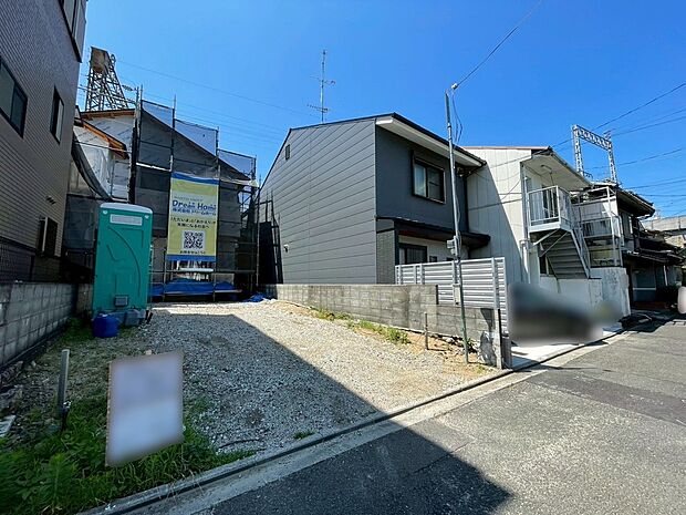 【現地外観】＊桃陵中学校…徒歩3分（約240m）
＊伏見南浜小学校…徒歩7分（約500m）
現地（2026年7月撮影）