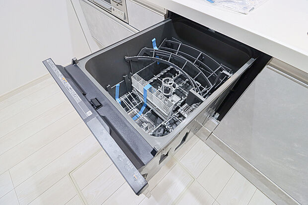 【【ドリームタウンシリーズ共通設備】】【食器洗浄乾燥機】
◆後片付けをサポート！食事後の家族のくつろぎタイムもゆっくりともてます♪
◆朝食準備や送り迎え…と忙しい朝も大助かり！　環境にも手肌にも優しい設備です！