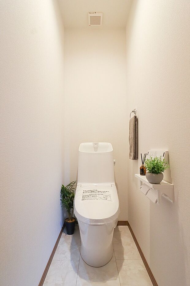 【【施工例：トイレ】】シンプルかつ清潔感のあるトイレは２か所にございます！
朝の混雑時にも安心♪また、夜中でも階段の昇降がなく安全♪
ウォシュレットが備わっているトイレです！