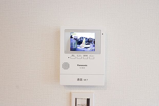 【【TVモニター付きインターフォン】】◆来客者を確認できるＴＶモニター付インターフォン。
普段の生活時はもちろん、お子様が一人でお留守番する際にも安心ですね！