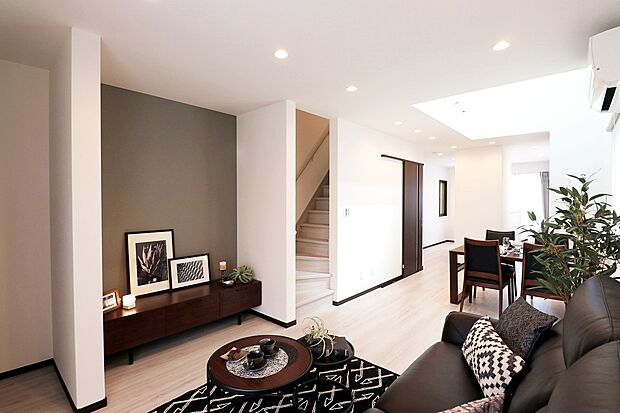 【ドリームタウン施工例:リビング】
開放感のある2階リビングは日当たりもよく日中は明るい日差しが射し込みます。
【建物プラン例】建物価格1499万円、建物面積103.73m2