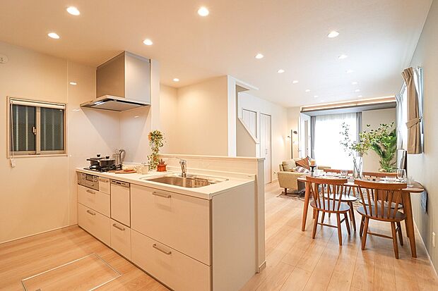 【ドリームタウンシリーズ施工例：キッチン】キッチンワークしながら家族との会話を楽しむ。家族のコミュニケーションが生まれるキッチンです♪