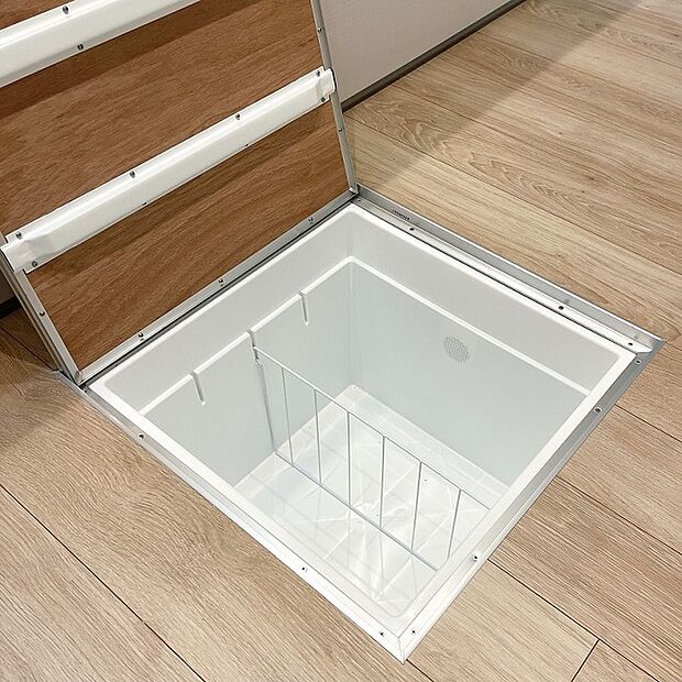 【床下収納】■床下収納をうまく活用することで、必要なアイテムを手の届く場所に保管でき、時間を節約できます。整理整頓がしやすくなります。