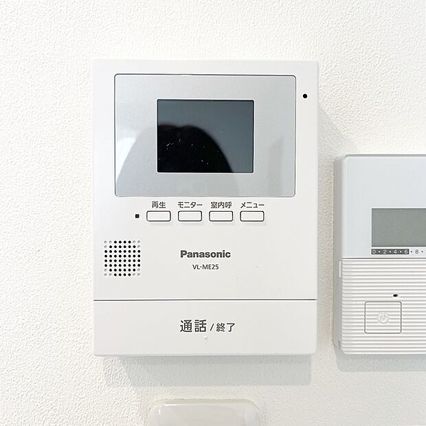 【TVモニター付インターホン】■来客者を確認出来るＴＶモニタ-付インターフォン。
普段の生活時はもちろん、お子様が一人でお留守番する際にも安心ですね！