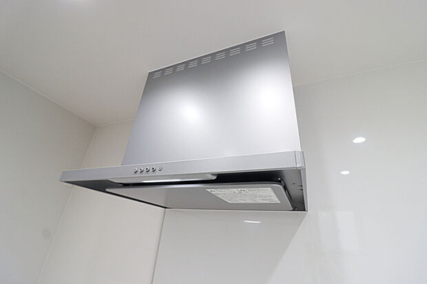 【レンジフード】■コンロ上方がフードに覆われることで、調理の煙や臭い、油分を効率よく吸い込むことができます。