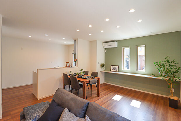 【【建築プラン例】リビング】室内にいても、たっぷりの陽光と爽やかな風を感じて頂ける、開放感あふれるリビングです。
ご家族と穏やかに過ごす、心地の良い時間が流れます。