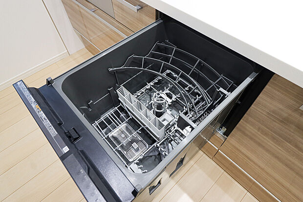 【【食器洗い乾燥機】】■後片付けをサポート!食事後の家族のくつろぎタイムもゆっくりともてます!
■朝食準備や送り迎え…と忙しいママも大助かり!環境にも手肌にも優しい設備です♪