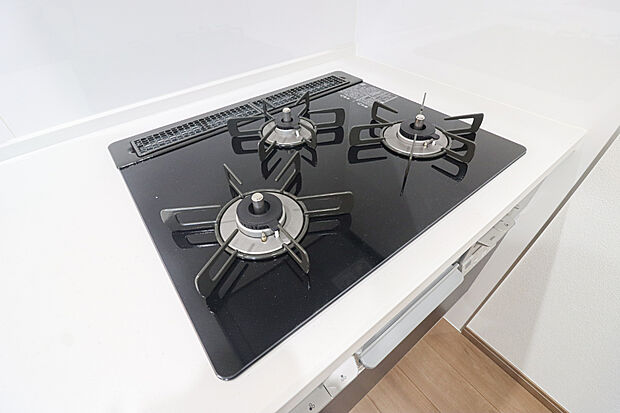 【ホーロートップガスコンロ】バーナー間隔が広いので、３口同時に使っても鍋振りも出来ます！グリル排気口をコンパクトにして、仮置き出来るスペースもご用意しております♪