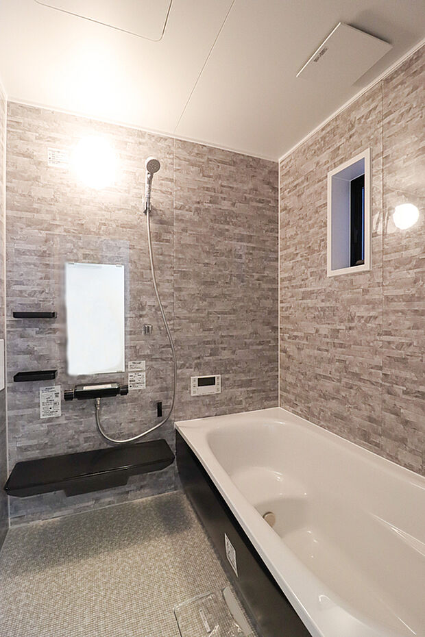 【【ドリームタウン施工例】】【ドリームタウン施工例：浴室】浴室暖房乾燥機付きで雨の日が多い梅雨の時期も安心です♪また、冬のヒートショック対策にも！
【建物プラン例】建物価格1800万円、建物面積93.57m2