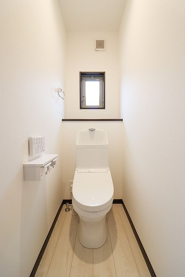 【≪ドリームタウンシリーズ施工例:トイレ≫】1階と2階にお手洗いがあるため、朝の混雑時も安心!夜中にトイレに行きたくなっても、階段の昇降することがないので嬉しいですね♪