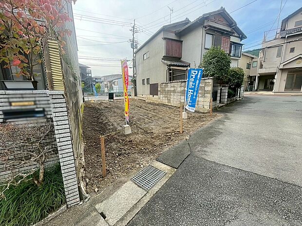 【【現地写真】】南北両面道路につき風通し良好です!どちらも間口6m超で存在感あるお家を建てられます!(R7.11撮影)