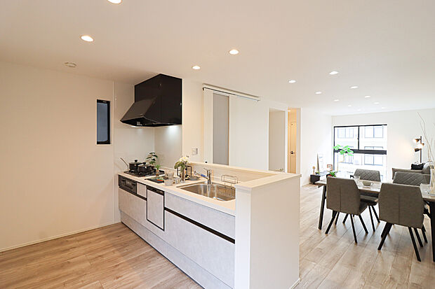 【【ドリームタウン施工例】】【ドリームタウン施工例:キッチン】リビングが見渡せるカウンターキッチンです!家事をしながらご家族と一日の出来事を話したり!【建物プラン例】建物価格1800万円、建物面積100.45m2