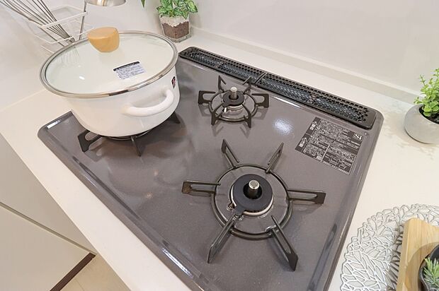 【【３口 コンロ】】◆バーナー間隔が広いので、３口同時に使っても鍋振りもできます！グリルの排気口をコンパクトにして、仮置きできるスペースもご用意しております♪
