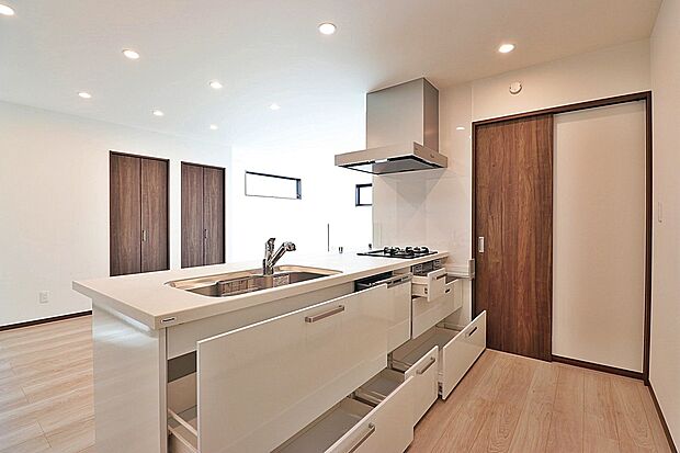 【キッチン収納】よく使うものほど取り出しやすいアシストポケットなど収納たっぷりなので調理器具や調味料も出し入れしやすくキッチンに立つ時間がもっと楽しい時間に変わります♪