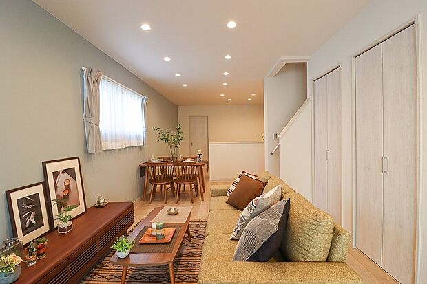 【【ドリームタウンシリーズ施工例：リビング】】ご家族の対話を重視したリビングイン階段！『ただいま』『おかえり』の声が聞こえて安心です♪