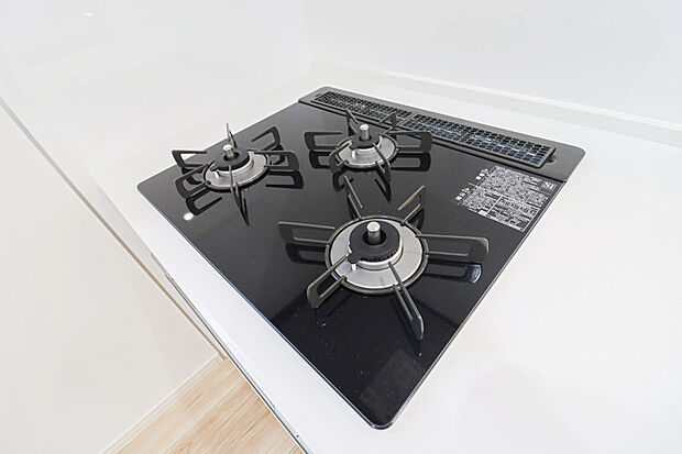 【【ホーロートップガスコンロ】】■バーナー間隔が広いので、３口同時に使っても鍋振りも出来ます！グリル排気口をコンパクトにして、仮置き出来るスペースもご用意しております♪（ドリームタウン仕様例）