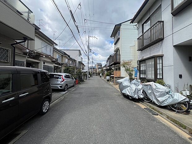 【【現地写真：前道】】さらに道路を挟んだ向かいの家との距離が離れるため日当たり・通風も良好！（撮影R7.4）