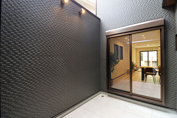 【【ドリームタウンシリーズ施工例：中庭】　】採光・通風・プライバシーを同時に叶える中庭付き。お家に光と風を届け、どの空間も明るく快適に保ちます。